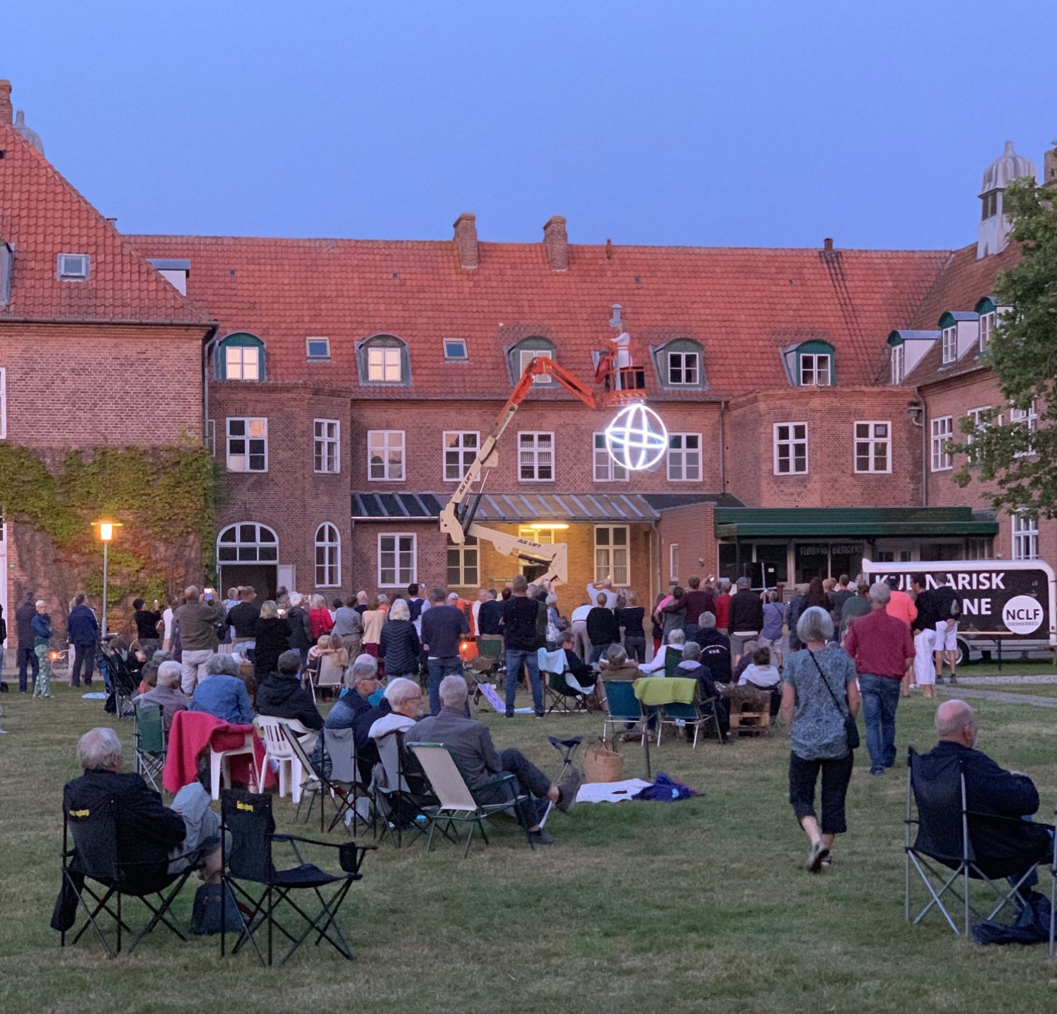 Publikum deltager i kulturelt event i Anneberg Parken